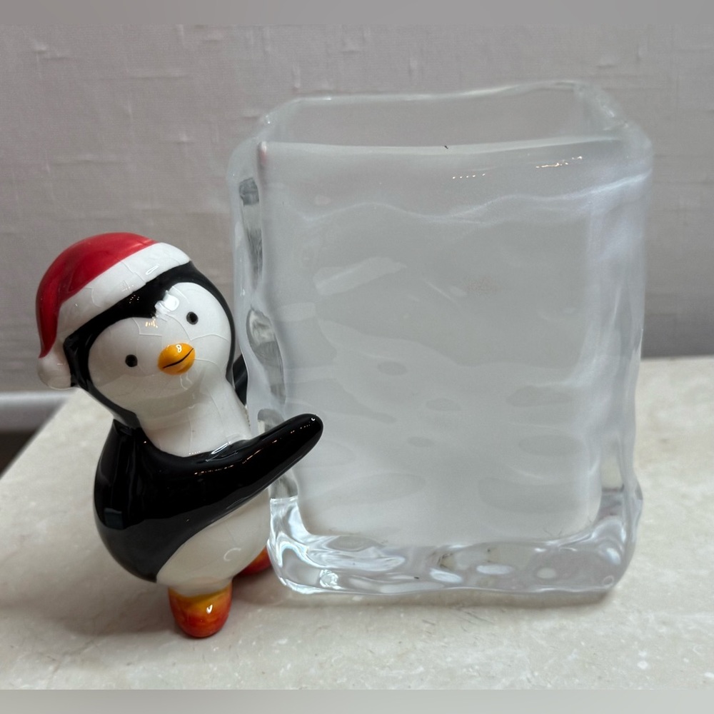 Teleflora Penguin “Hugs” Vase. 4.5”
